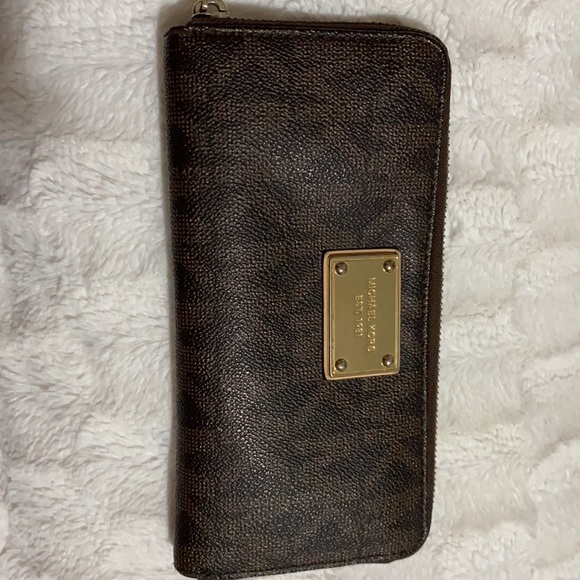 Michael kors  signature Jet set zip around ! - Picture 5 of 13